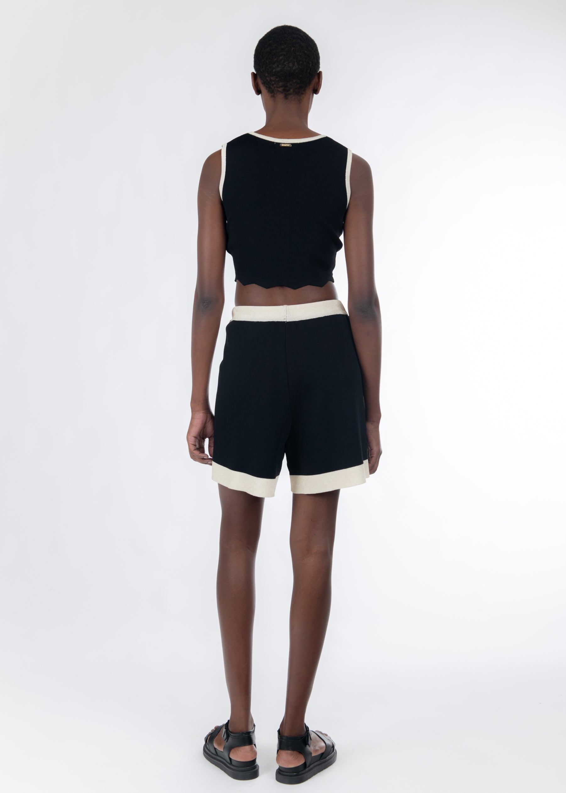 03J7352BLACK_3.jpg