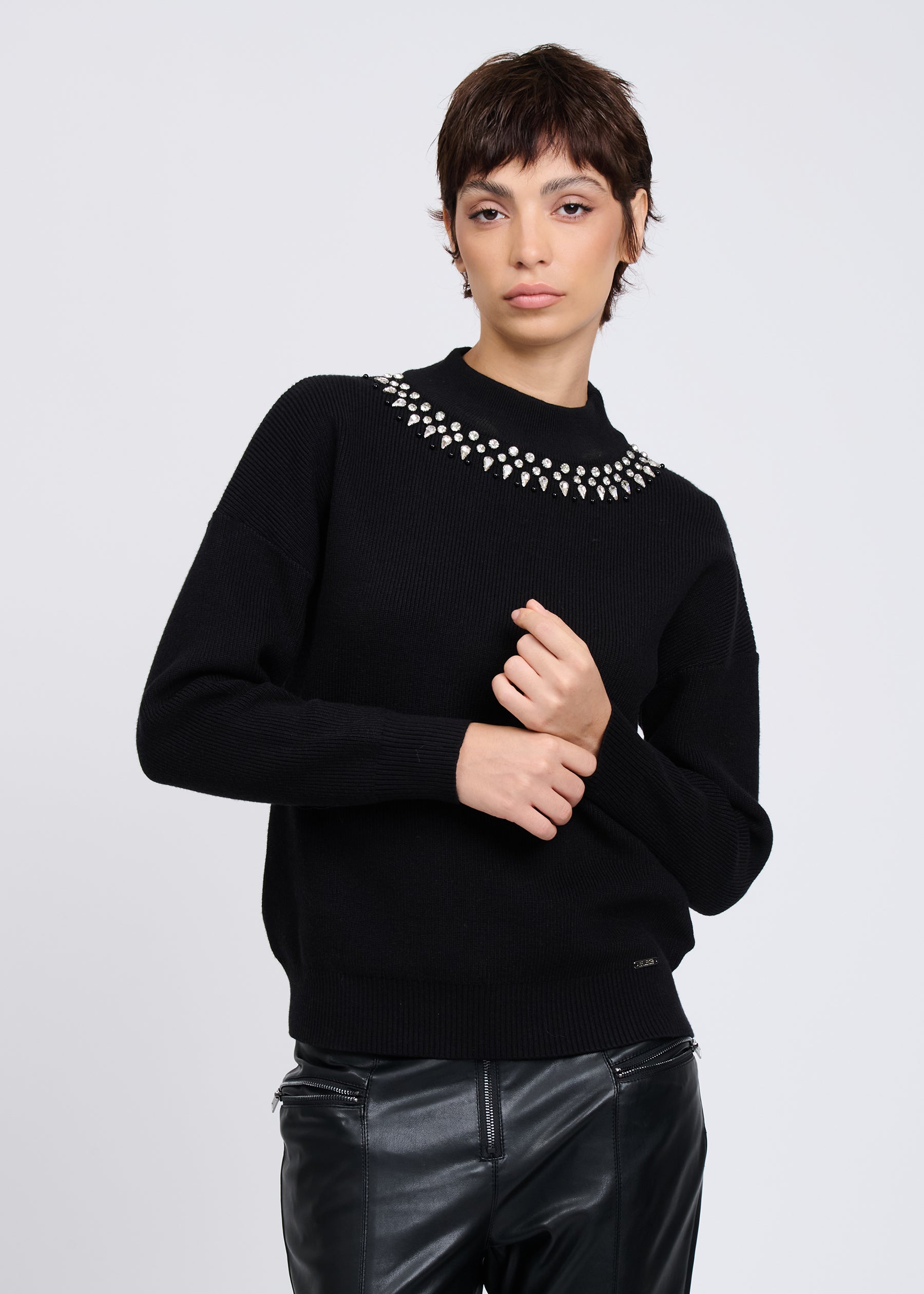 04H93399BLACK_3.jpg