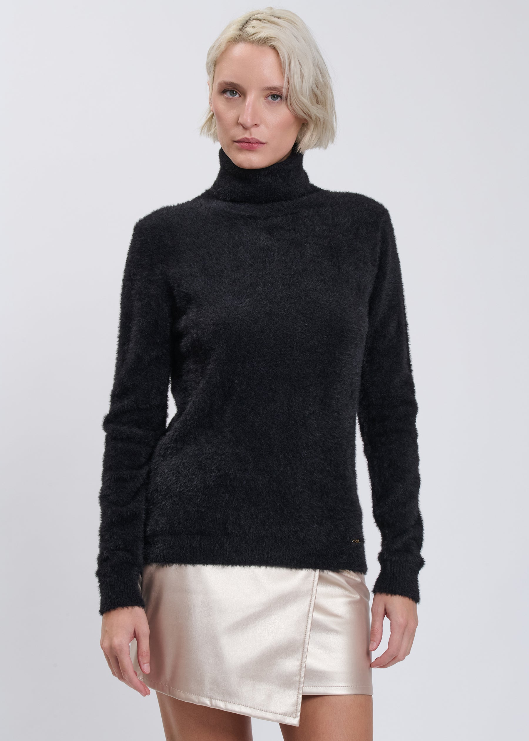 04H95927BLACK_2.jpg