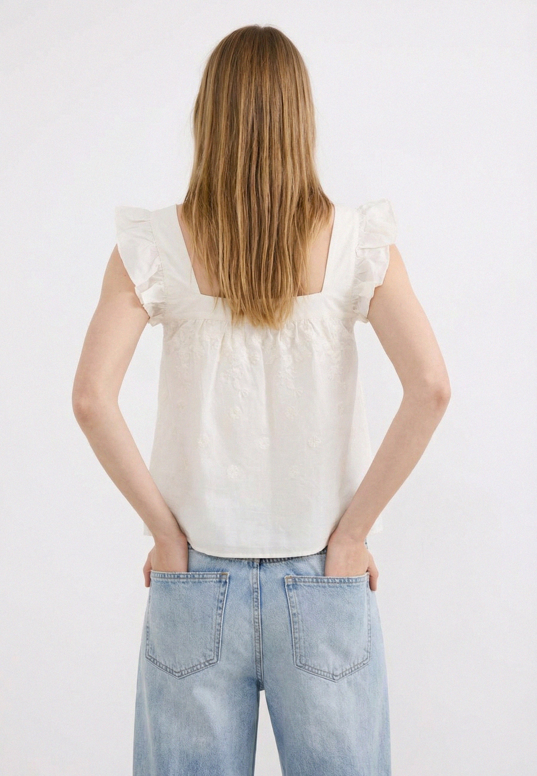 05T0058IVORY3.jpg